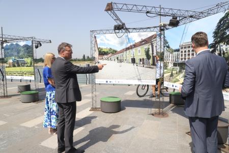 otvoritev_razstave_Slovenija i EU ruku podruku100